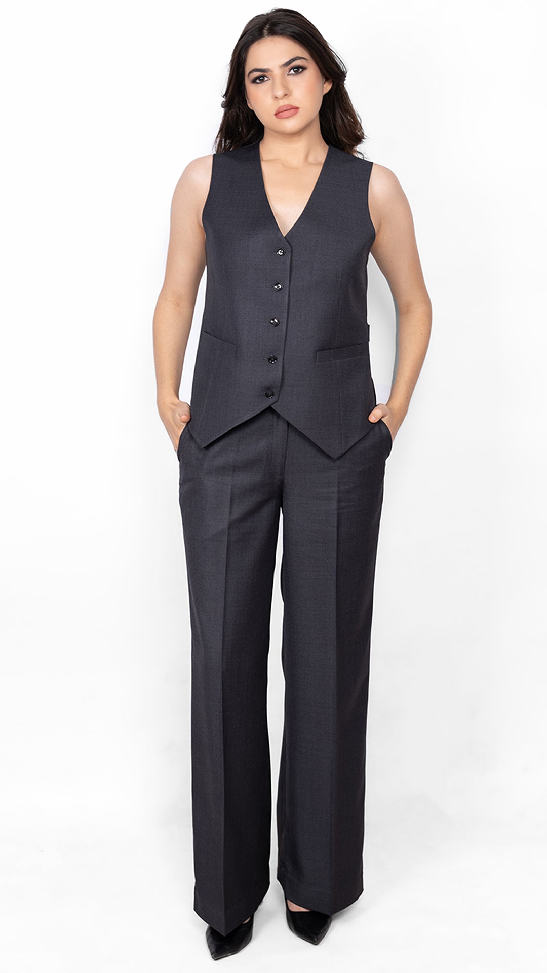 Refined waistcoat and trousers set in dark grey, designed for a structured yet relaxed fit. A must-have for sophisticated workwear and events.