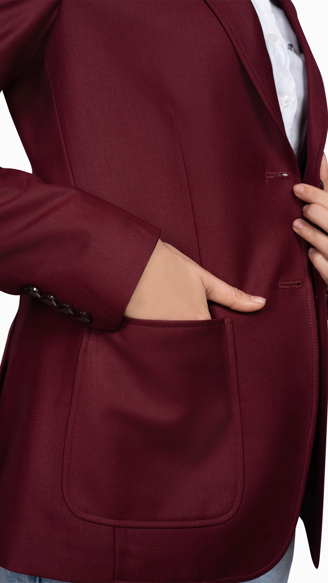 A close-up of the structured notch lapel with peak stitch detailing, showcasing the blazer’s fine craftsmanship.